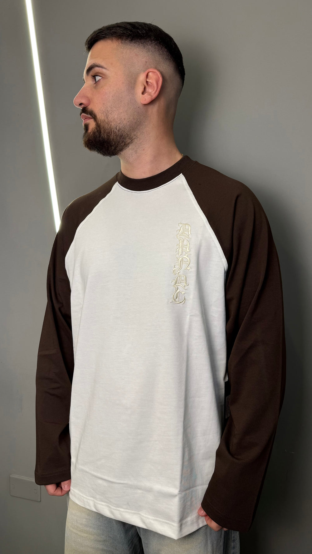 T-SHIRT DEPENDENCIA CHICANO BROWN