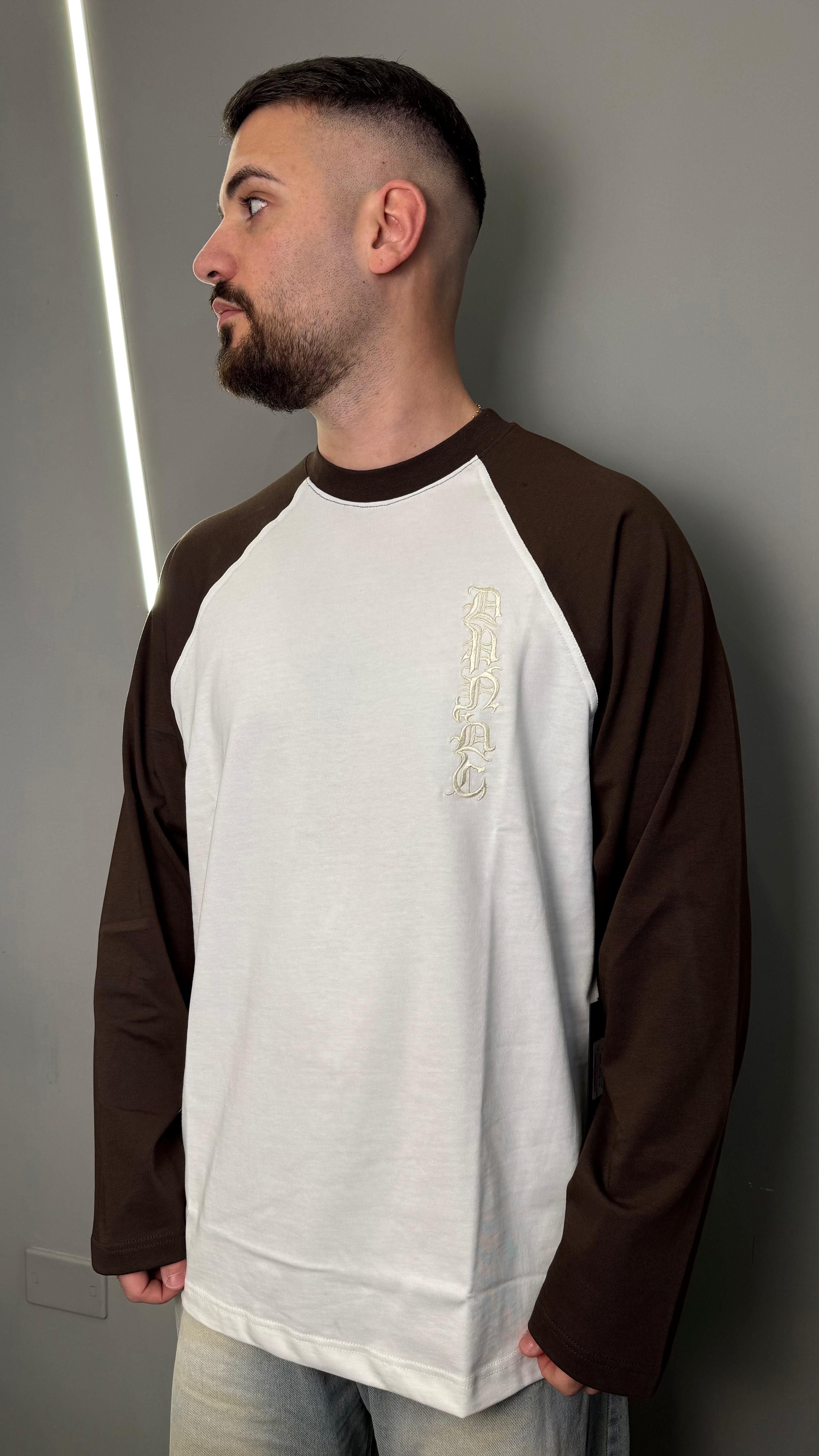 T-SHIRT DEPENDENCIA CHICANO BROWN